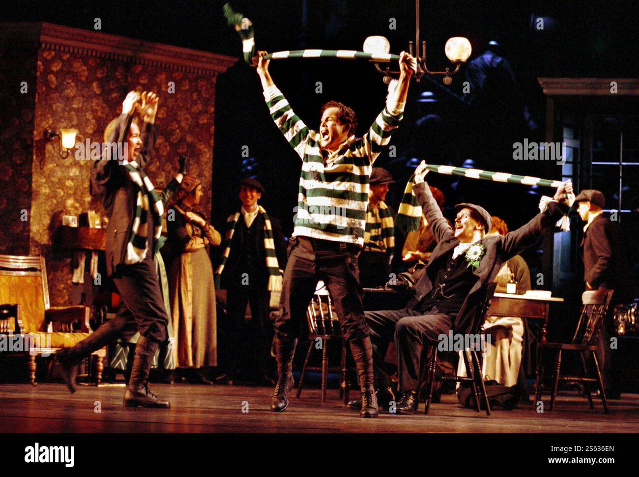 Feiert den Sieg: Gerald Finley (Harry Heegan) mit John Graham-Hall (Sylvester - sitzend) in DER SILBERNEN TASSIE an der English National Opera (ENO), London Coliseum, London WC2 16/02/2000 Musik: Mark-Anthony Turnage Libretto: Amanda Holden nach dem Stück von Sean O’Casey Dirigent: Paul Daniel Design: William Dudley Beleuchtung: Mark Henderson Regisseur: Bill Bryden Stockfoto