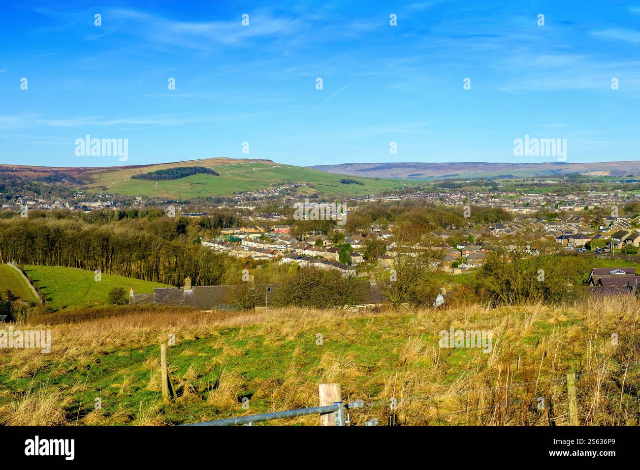 Die Stadt Buxton im Peak District von Harpur Hill, Derbyshire Stockfoto