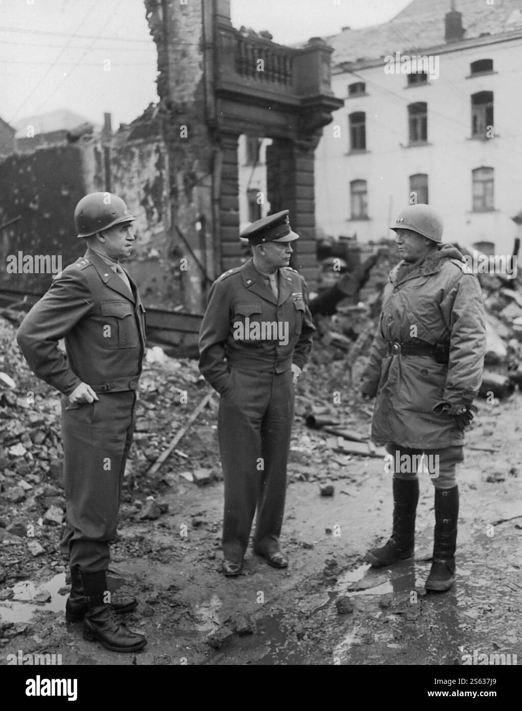 BASTOGNE, BELGIEN - 5. Februar 1945 - während einer Rundfahrt durch die Front haben die hochrangigen amerikanischen Generäle die Schäden der Stadt Bastogne untersucht. Stockfoto