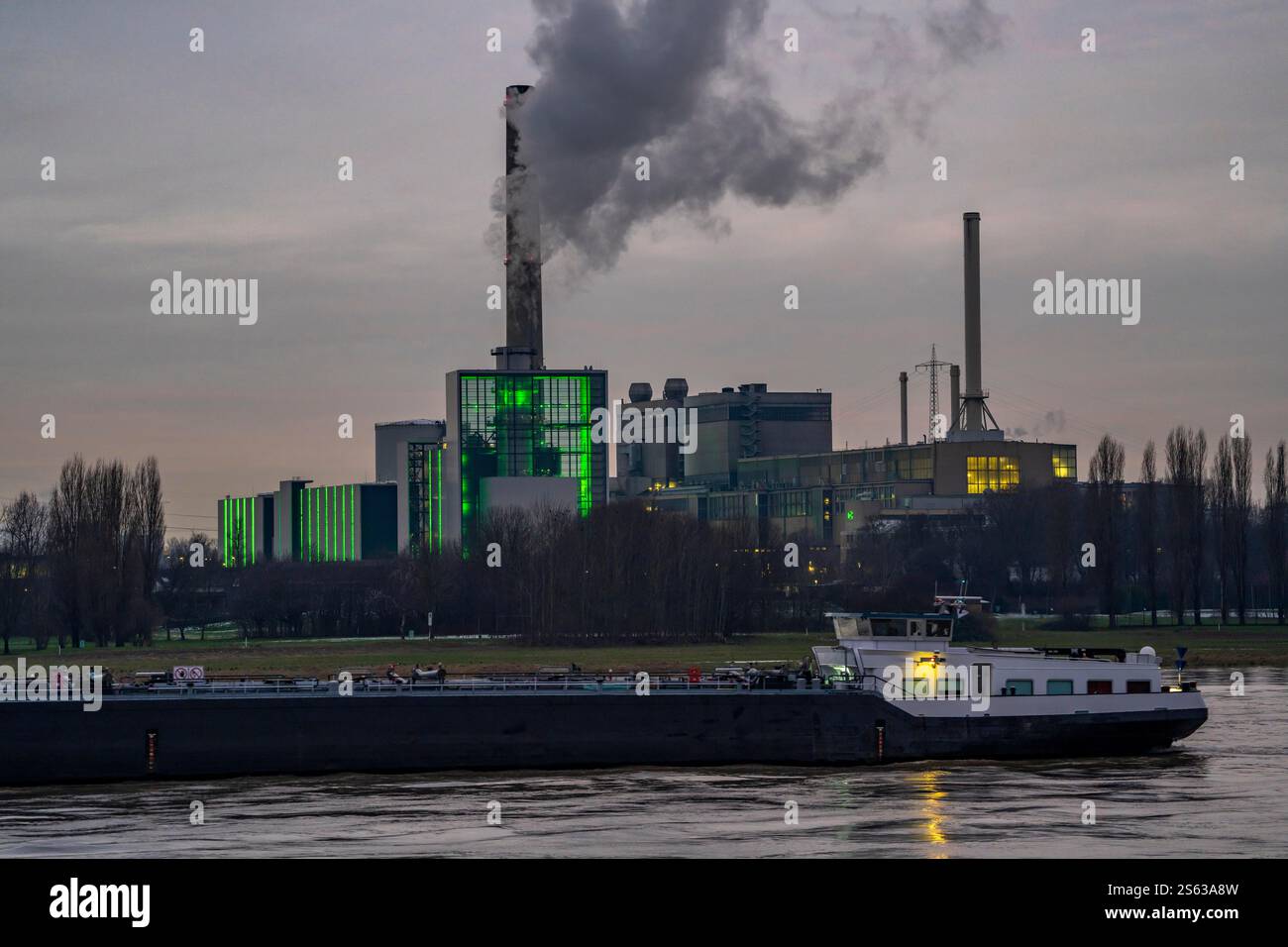Das Blockheizkraftwerk Lausward in Düsseldorf, ein Gas- und Dampfturbinenkraftwerk der Stadtwerke Düsseldorf und EN Stockfoto