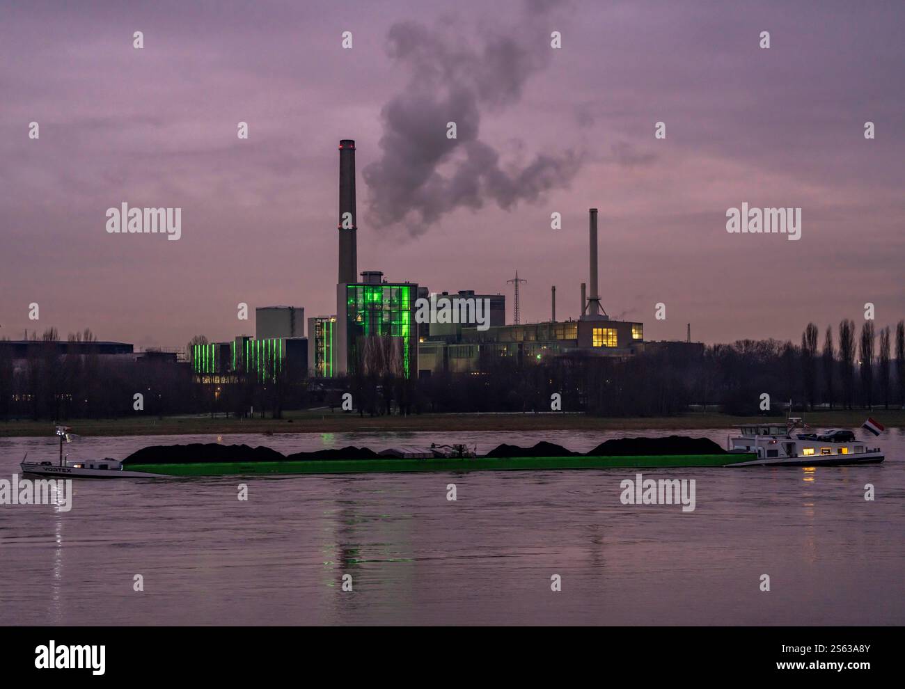 Das Blockheizkraftwerk Lausward in Düsseldorf, ein Gas- und Dampfturbinenkraftwerk der Stadtwerke Düsseldorf und EN Stockfoto