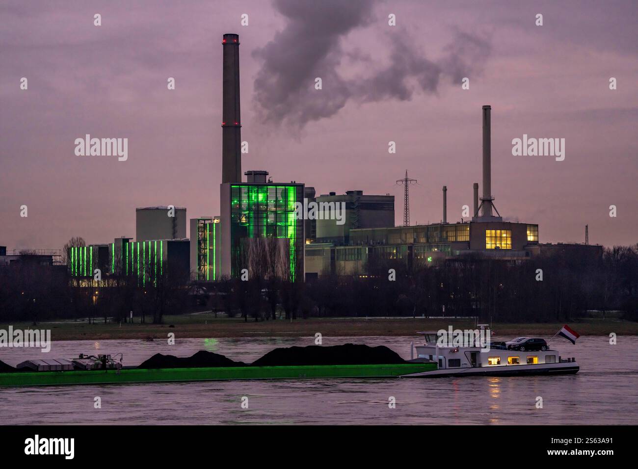Das Blockheizkraftwerk Lausward in Düsseldorf, ein Gas- und Dampfturbinenkraftwerk der Stadtwerke Düsseldorf und EN Stockfoto