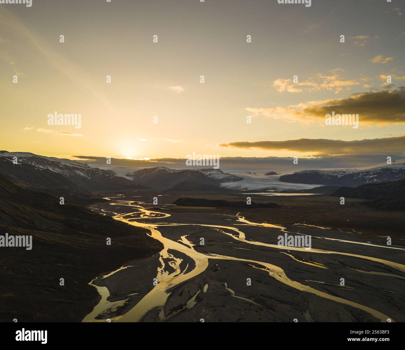 Luftaufnahme der geflochtenen Flüsse, die beim Sonnenuntergang in Südisland vom Hoffellsjökull-Gletscher fließen. Stockfoto