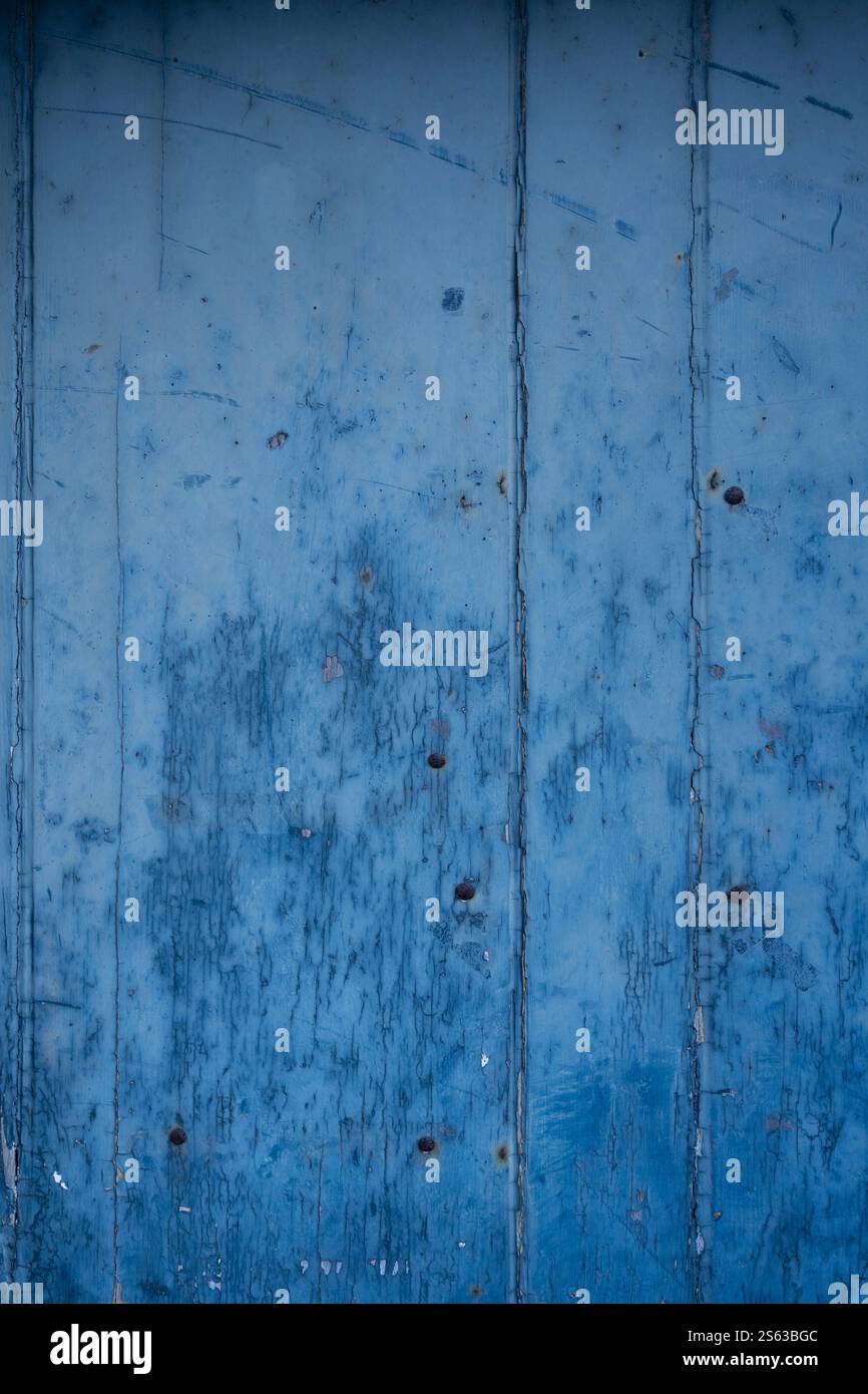 Alte verwitterte blaue Tür im Hintergrund. Stockfoto
