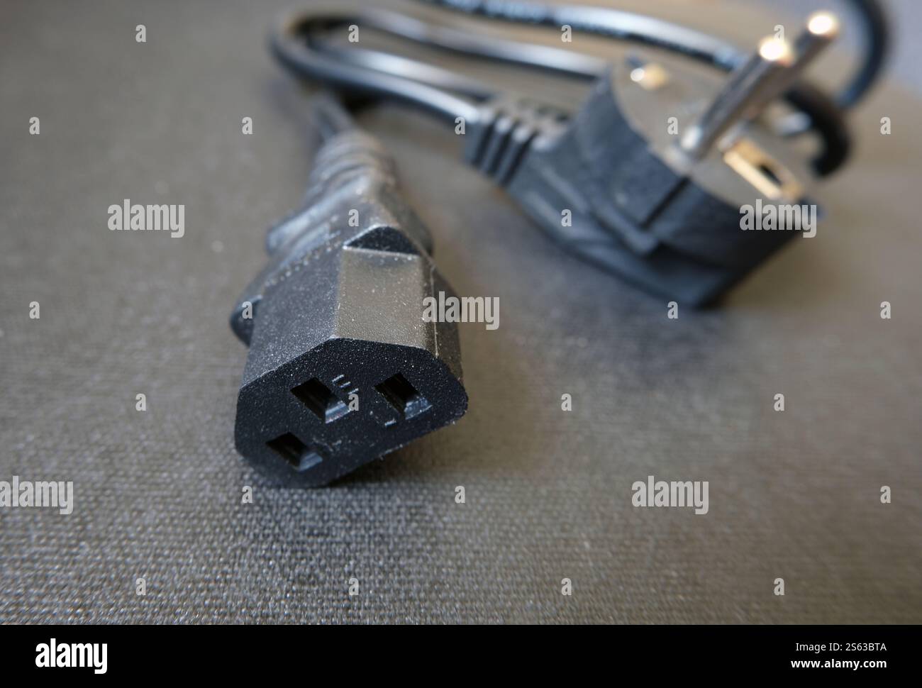 Netzkabel für EDV-Geräte. Schwarzes Netzkabel an einem schwarzen. Stockfoto