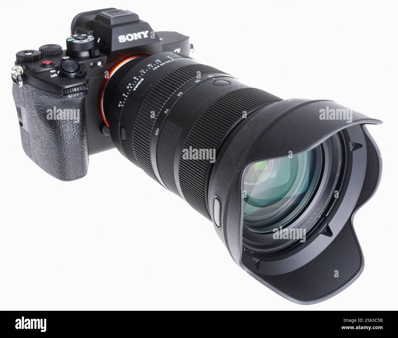 Sigma 28–105 mm 1:2,8 Zoomobjektiv für Sony A7RV Kamera Stockfoto