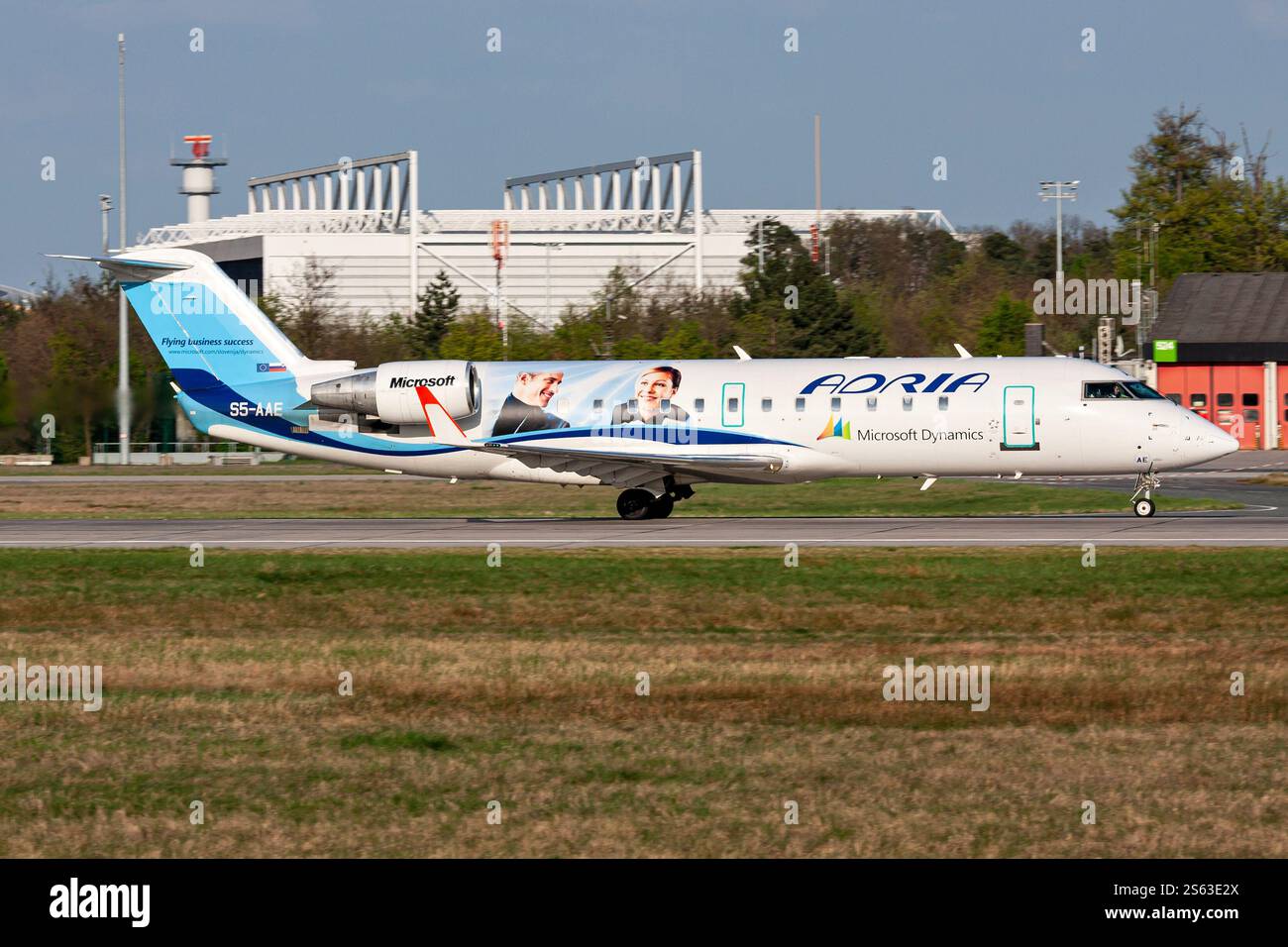 Slovenian Adria Airways Bombardier CRJ200 in Microsoft Dynamics Lackierung mit der Registrierung S5-AAE auf der Startbahn 18 des Frankfurter Flughafens Stockfoto