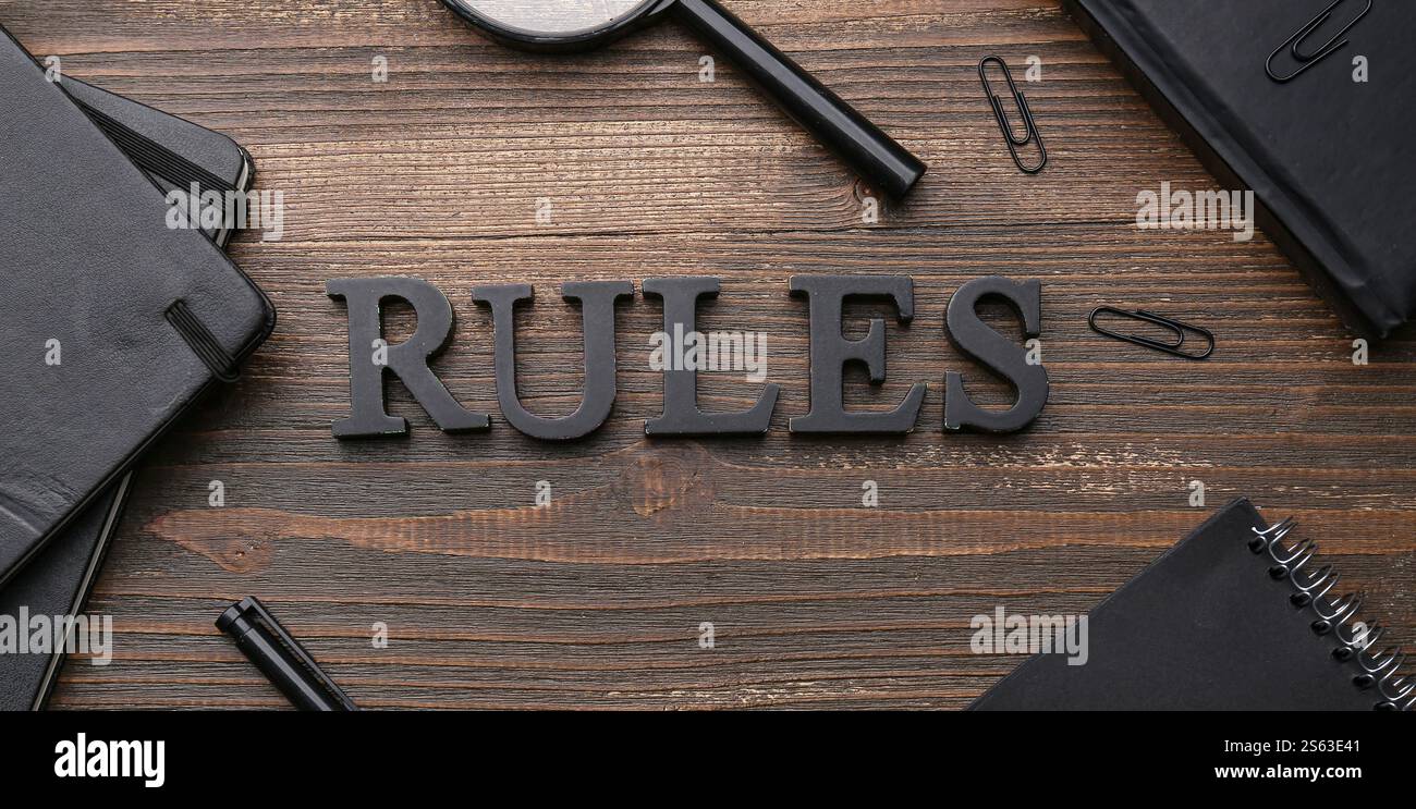 WORTREGELN mit Schreibwaren auf hölzernem Hintergrund Stockfoto