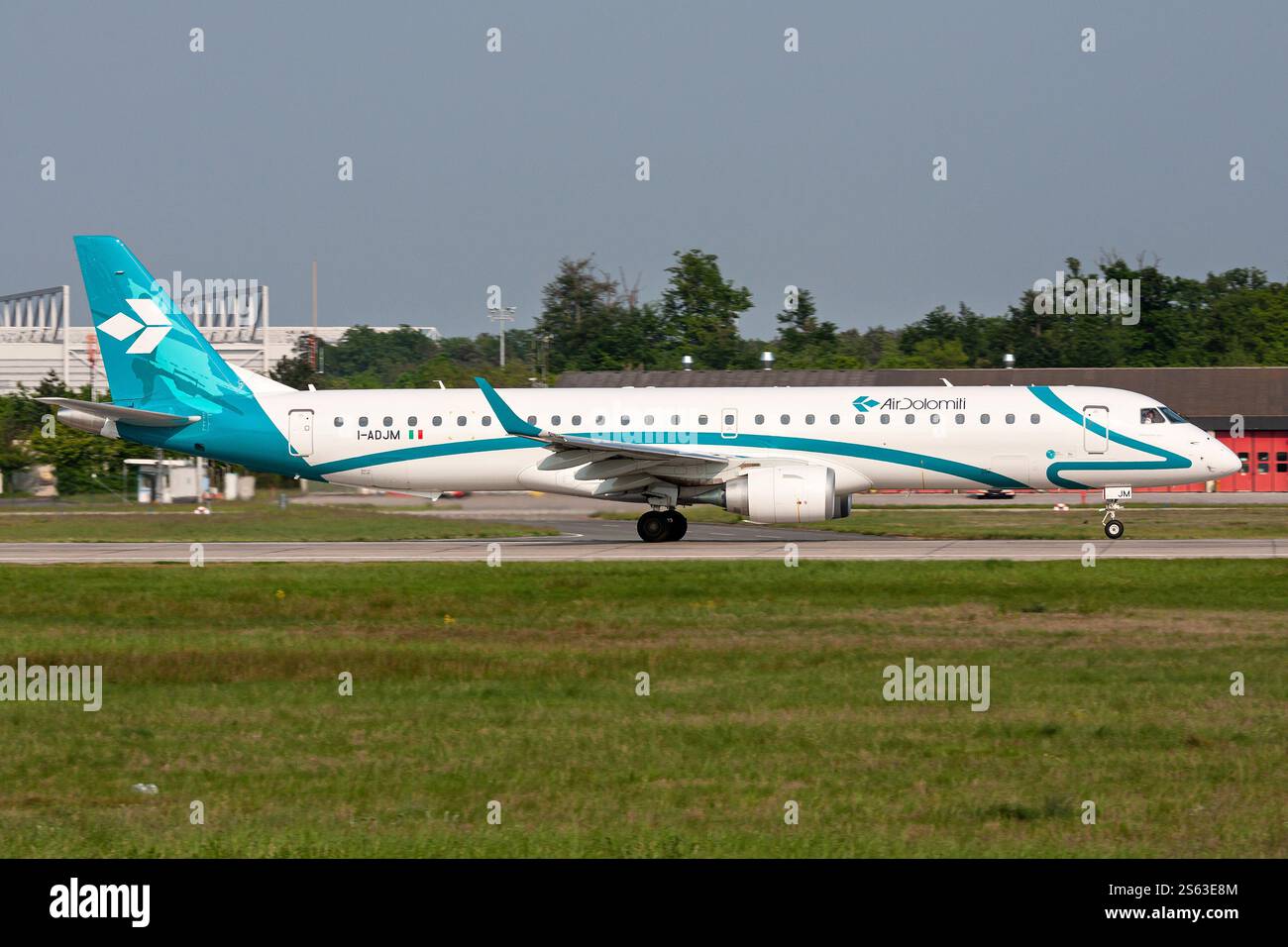 Italian Air Dolomiti Embraer 195 mit der Registrierung I-ADJM auf der Startbahn 18 des Frankfurter Flughafens Stockfoto