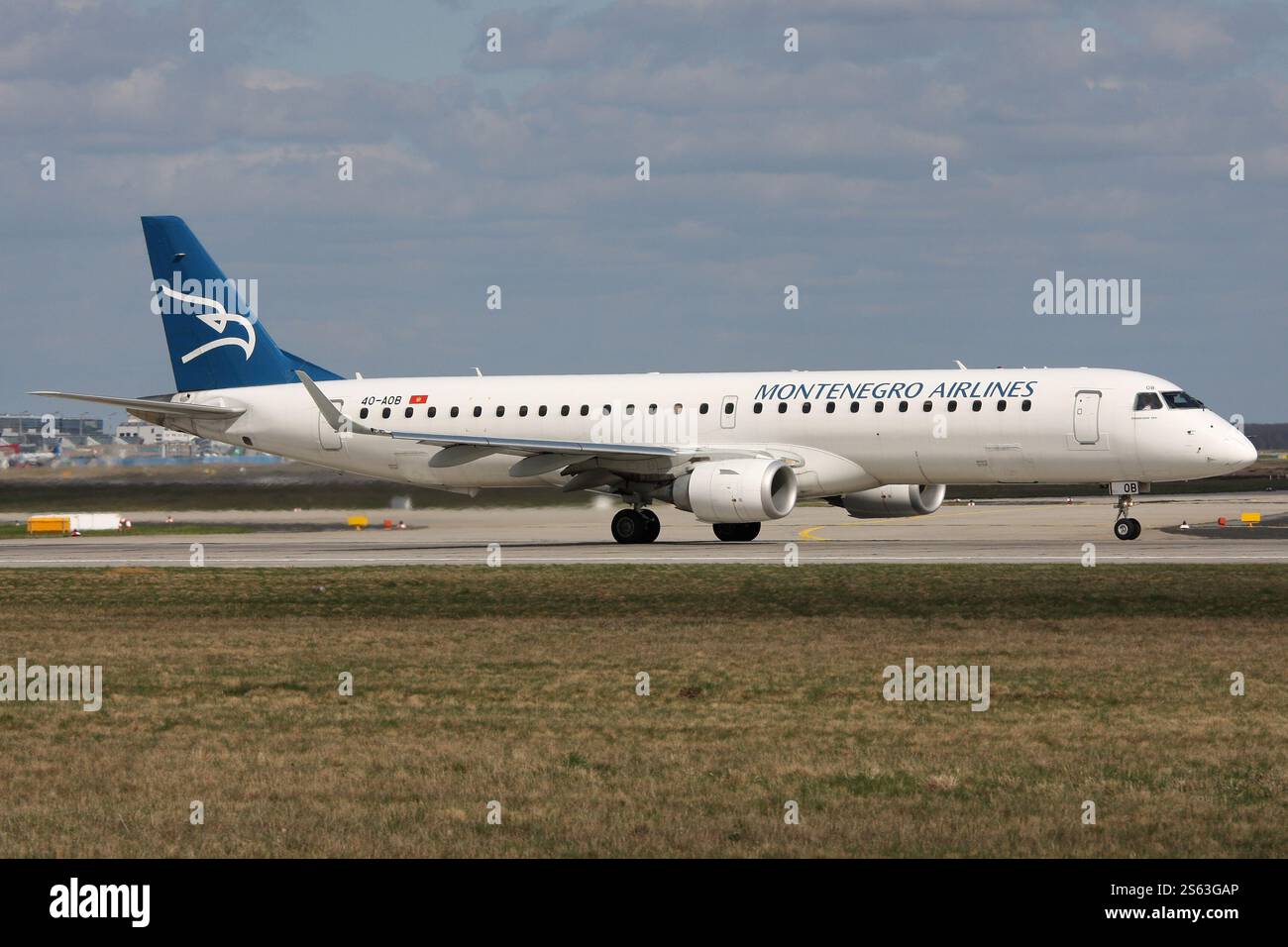 Montenegro Airlines Embraer 195 mit der Registrierung 4O-AOB auf der Startbahn 18 des Frankfurter Flughafens Stockfoto