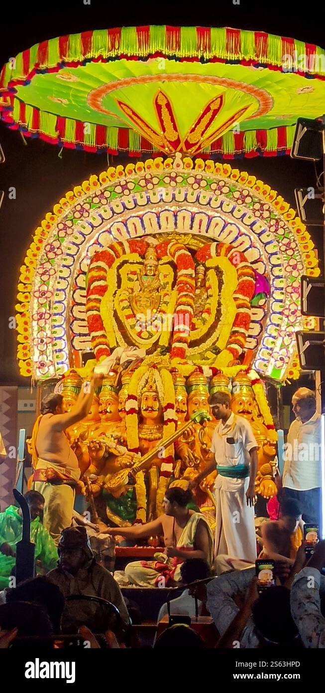 Religion & glaube Thiruvannamalai Arunachalesvara Tempel Arunachalesvara Tempel auch Annamalaiyar Tempel genannt ist ein Hindutempel, der dem Gott Shiva gewidmet ist und sich am Fuße des Arunachala Hügels in der Stadt Tiruvannamalai in Tamil Nadu, Indien, befindet. Es ist für die Hindusekte des Shaivismus von Bedeutung als einer der Tempel, der mit den fünf Elementen verbunden ist, dem Pancha Bhuta Sthalas, und insbesondere dem Element des Feuers, oder Agni. Shiva wird als Arunachalesvara oder Annamalaiyar verehrt und wird durch den Lingam, dessen Idol als Agni Lingam bezeichnet wird, repräsentiert. Seine Gemahlin Parvati wird als Unnamul dargestellt Stockfoto