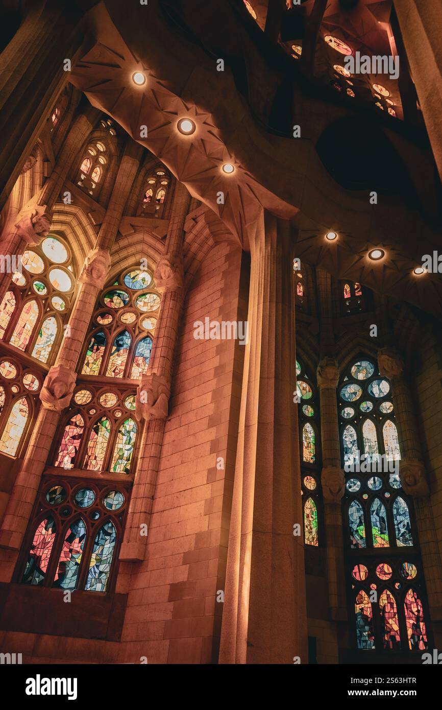 Komplexe Details der Buntglasfenster in der Sagrada Familia, die lebendige Farben und feine Handwerkskunst zeigen, die den heiligen Raum unterstreichen. Stockfoto