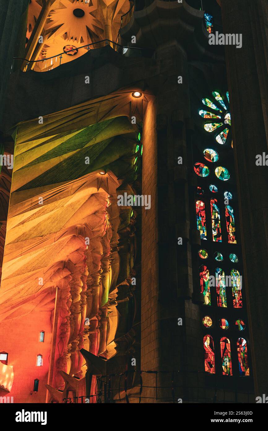 Leuchtende Regenbogenfarben spiegeln sich durch die Buntglasfenster der Sagrada Familia wider und schaffen eine atemberaubende Darstellung von Licht und Farbe. Stockfoto
