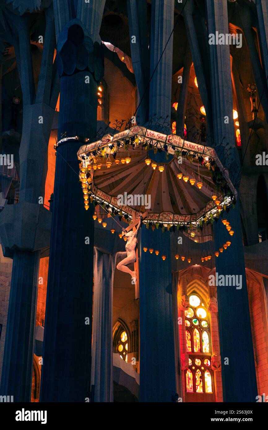 Die Figur Jesu hängt in der Mitte der Vorderseite der Sagrada Familia in Barcelona und symbolisiert Glauben und Hingabe in Gaudí ikonischem Kunstwerk. Stockfoto