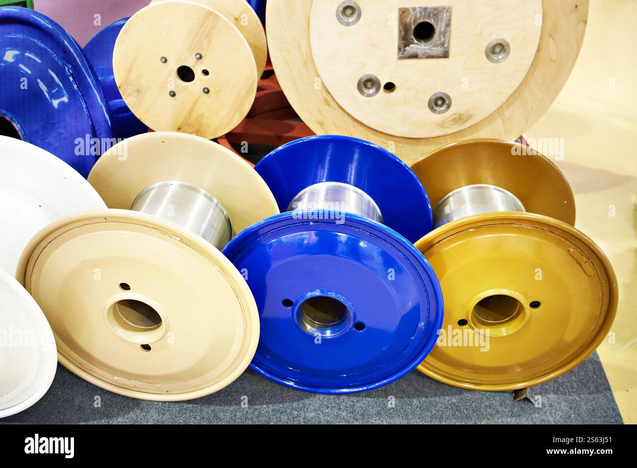 Sperrholz, Kabeltrommeln aus Metall, Metallspulen Stockfoto