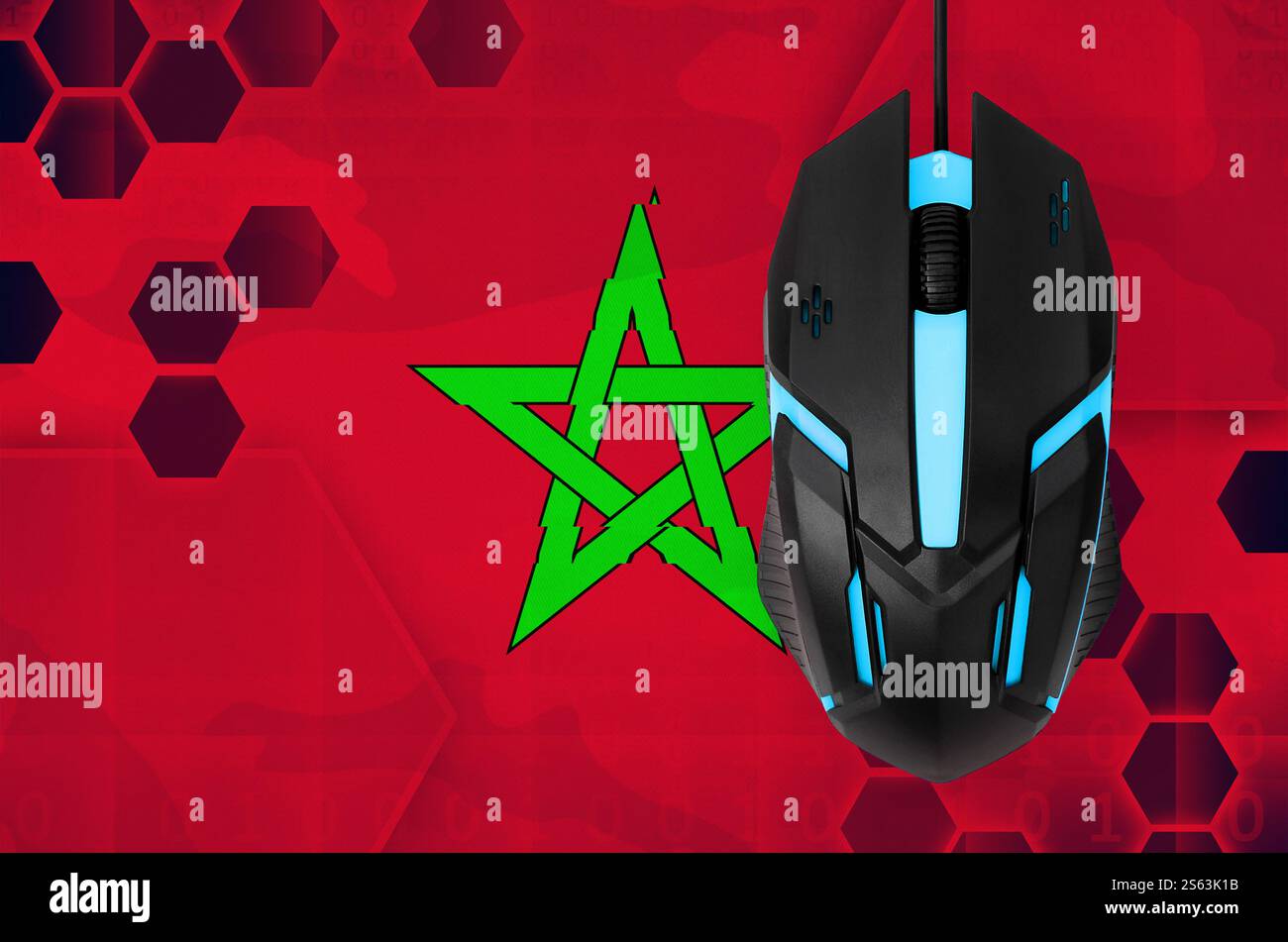 Marokkanische Flagge und moderne Computermaus mit Hintergrundbeleuchtung. Konzept des Landes, das die E-Sport-Mannschaft repräsentiert. Marokkanische Flagge und Computermaus. Konzept des Landes Stockfoto