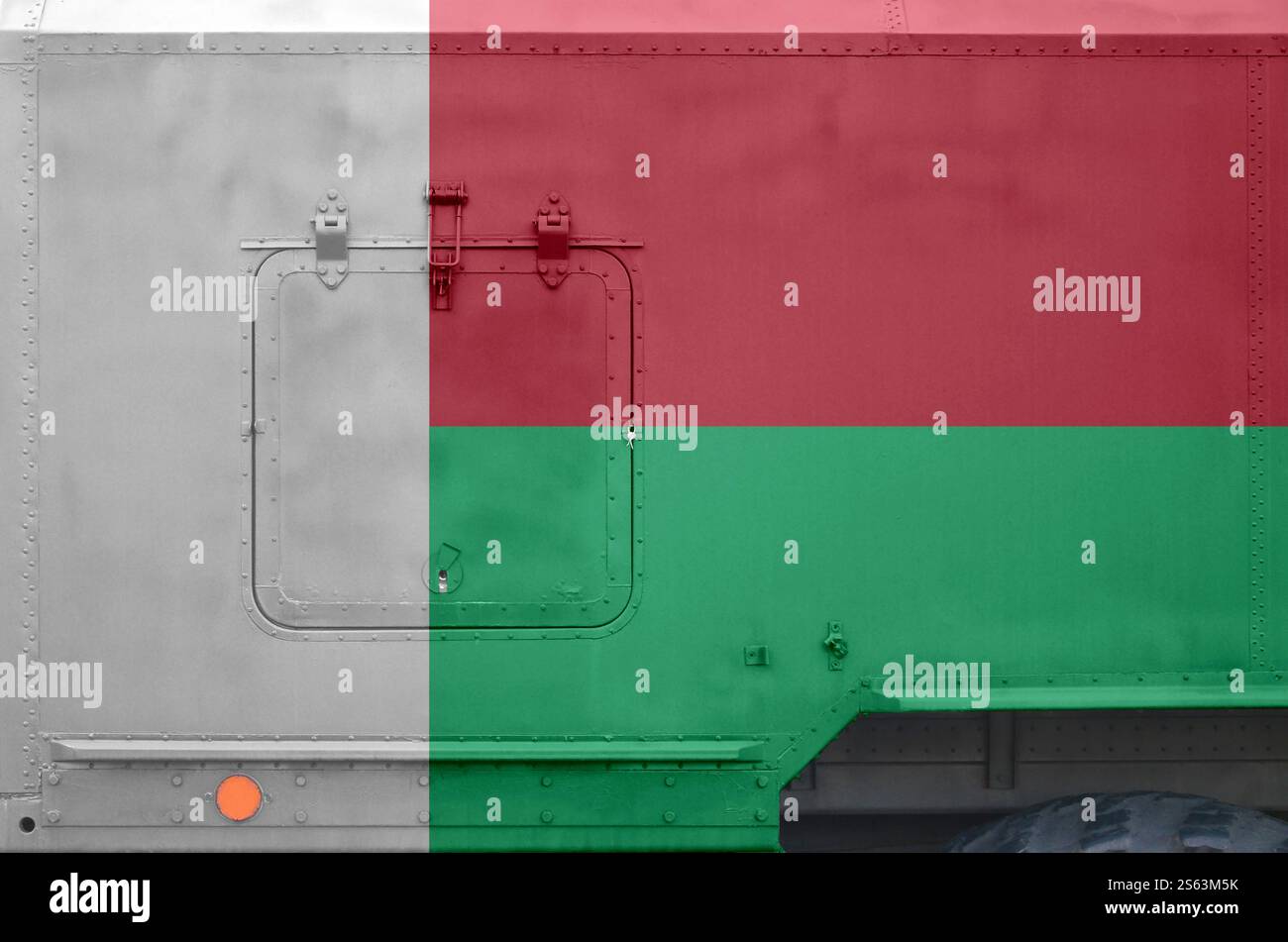 Madagaskar-Flagge auf dem Seitenteil eines militärischen gepanzerten Lastwagens aus nächster Nähe. Army Forces Fahrzeug konzeptionelle Hintergrund. Madagaskar-Flagge auf der Seite abgebildet Stockfoto