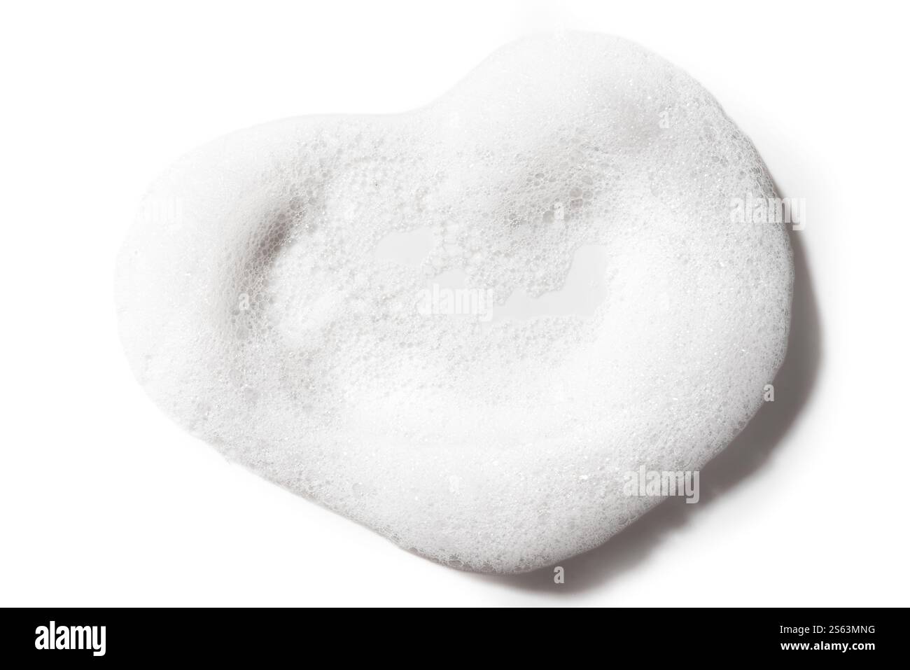 Probentropfen aus weißem Seifenschaum isoliert auf weißem Hintergrund. Mousse-Farbmuster für das Gesicht. Stockfoto
