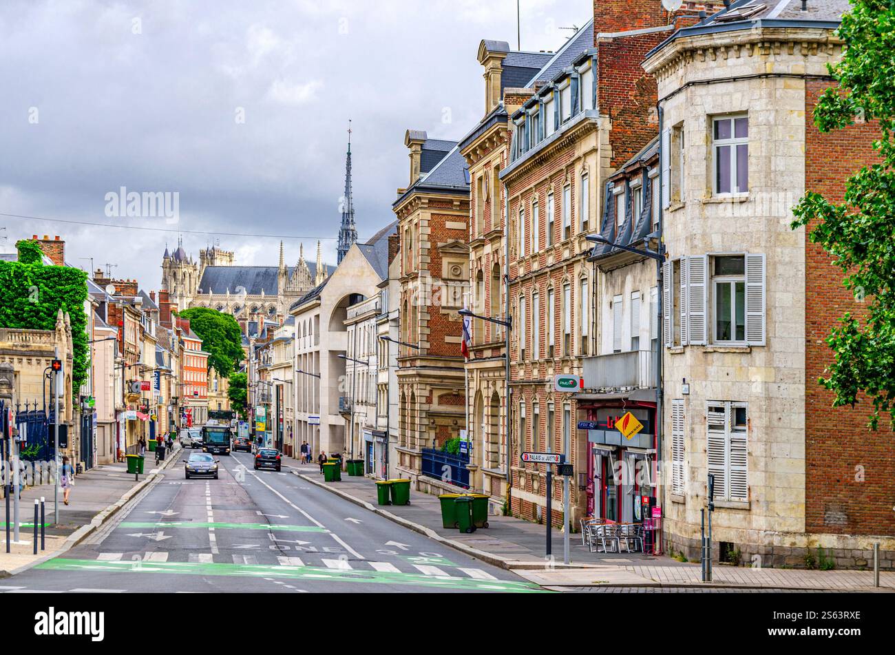 Amiens, Frankreich, 3. Juli 2023: Straßenblick auf das historische Stadtzentrum mit alten Gebäuden, Reitfahrzeugen und der Basilika unserer Lieben Frau von Amiens R. Stockfoto