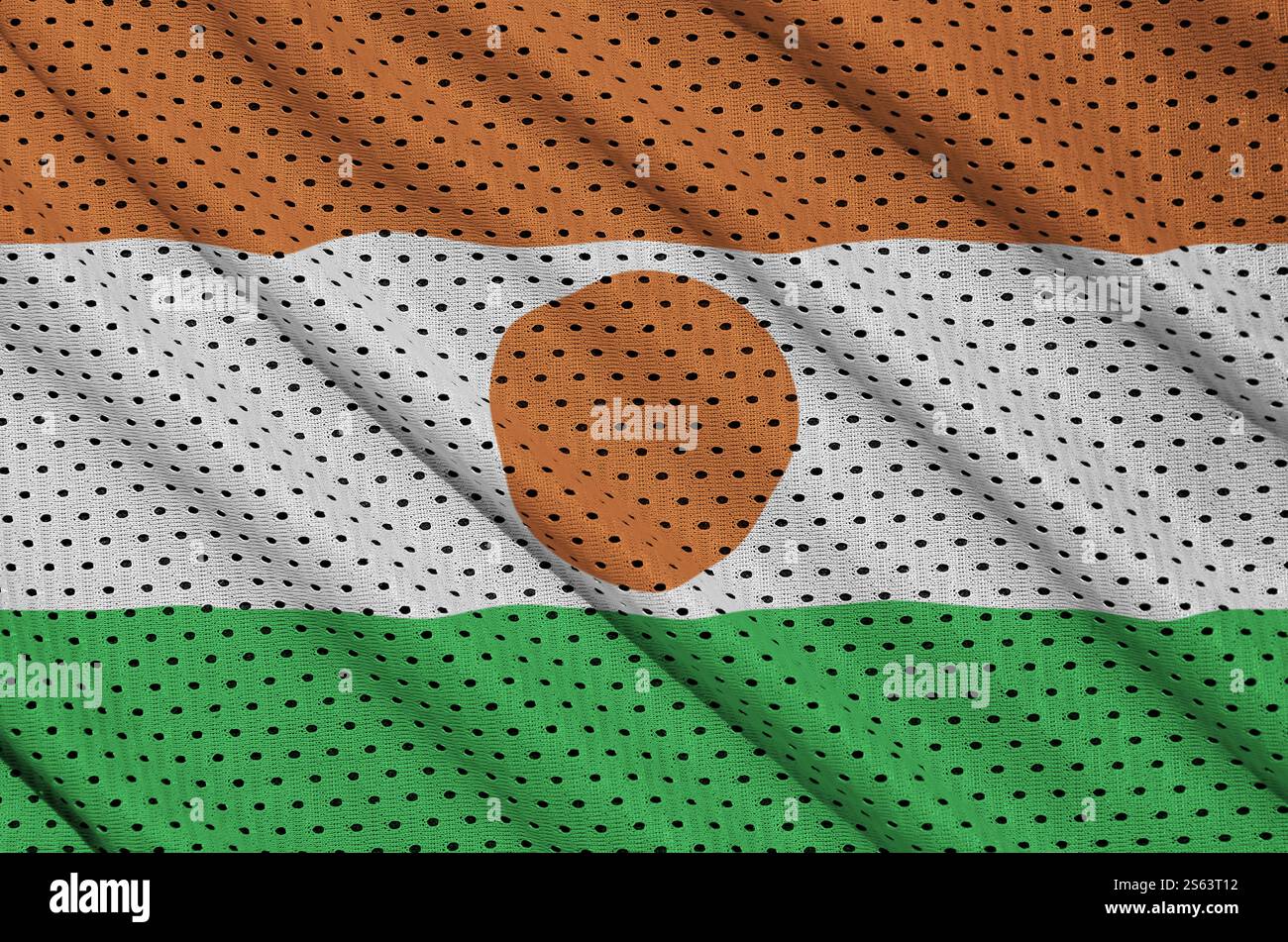 Niger-Flagge aufgedruckt auf einem Polyester-Nylon-Mesh-Material mit einigen Falten. Niger-Flagge aufgedruckt auf Polyester-Nylon-Sportswear-Mesh-Material mit Stockfoto