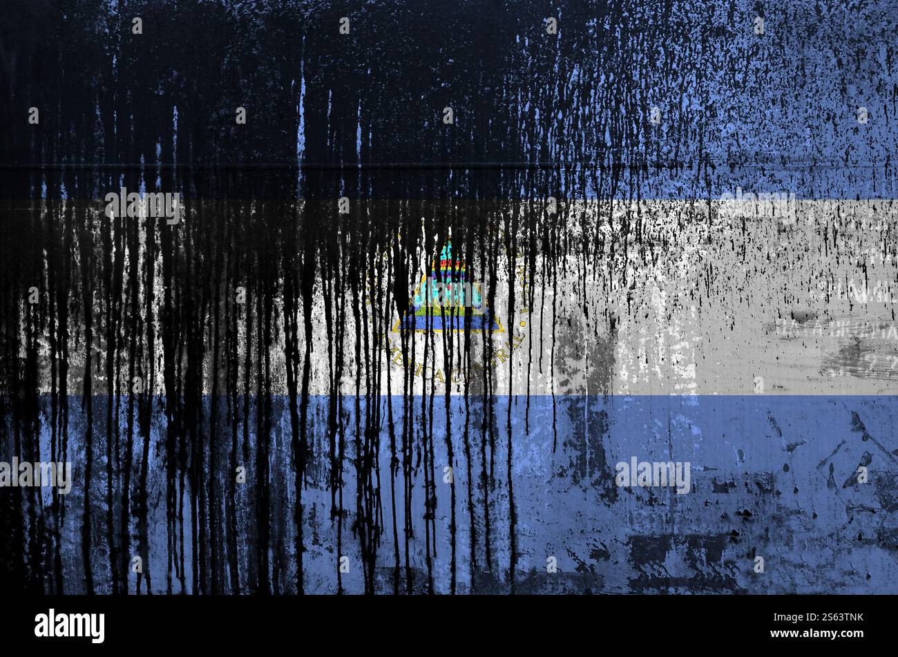 Nicaragua Flagge in Malfarben auf alten und schmutzigen Ölfasswänden aus nächster Nähe dargestellt. Strukturiertes Banner auf rauem Hintergrund. Nicaragua Flagge abgebildet in Stockfoto