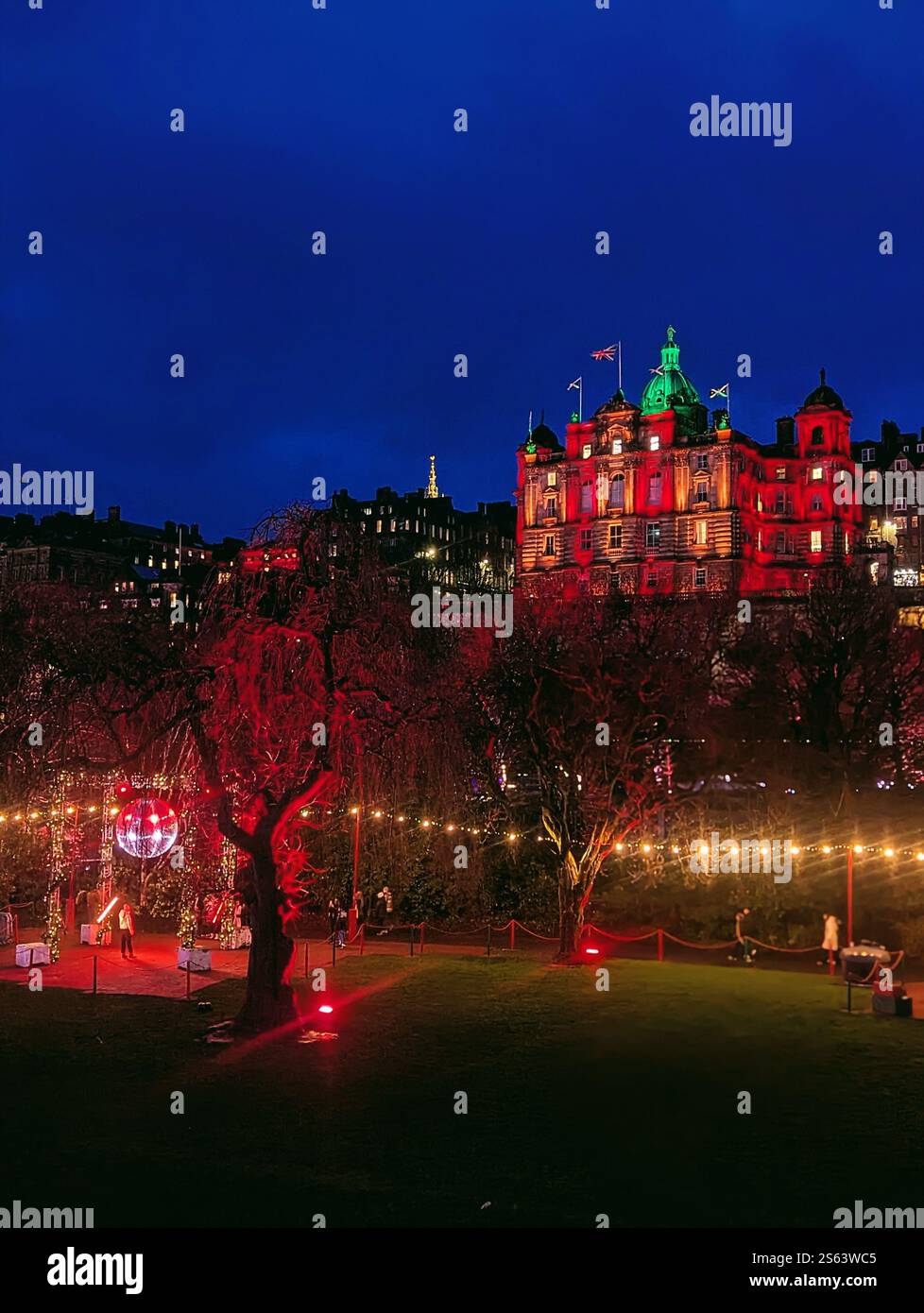 Edinburgh beleuchtet: Eine magische Nacht mit festlichen Lichtern und historischem Charme. Stockfoto