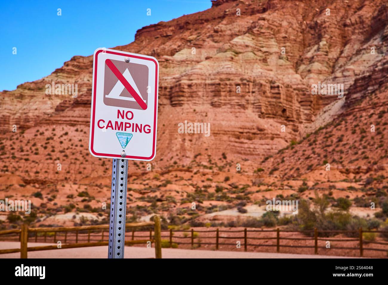 Kein Camping-Schild in Desert of Gooseberry Mesa Utah mit Blick auf die Augenhöhe Stockfoto