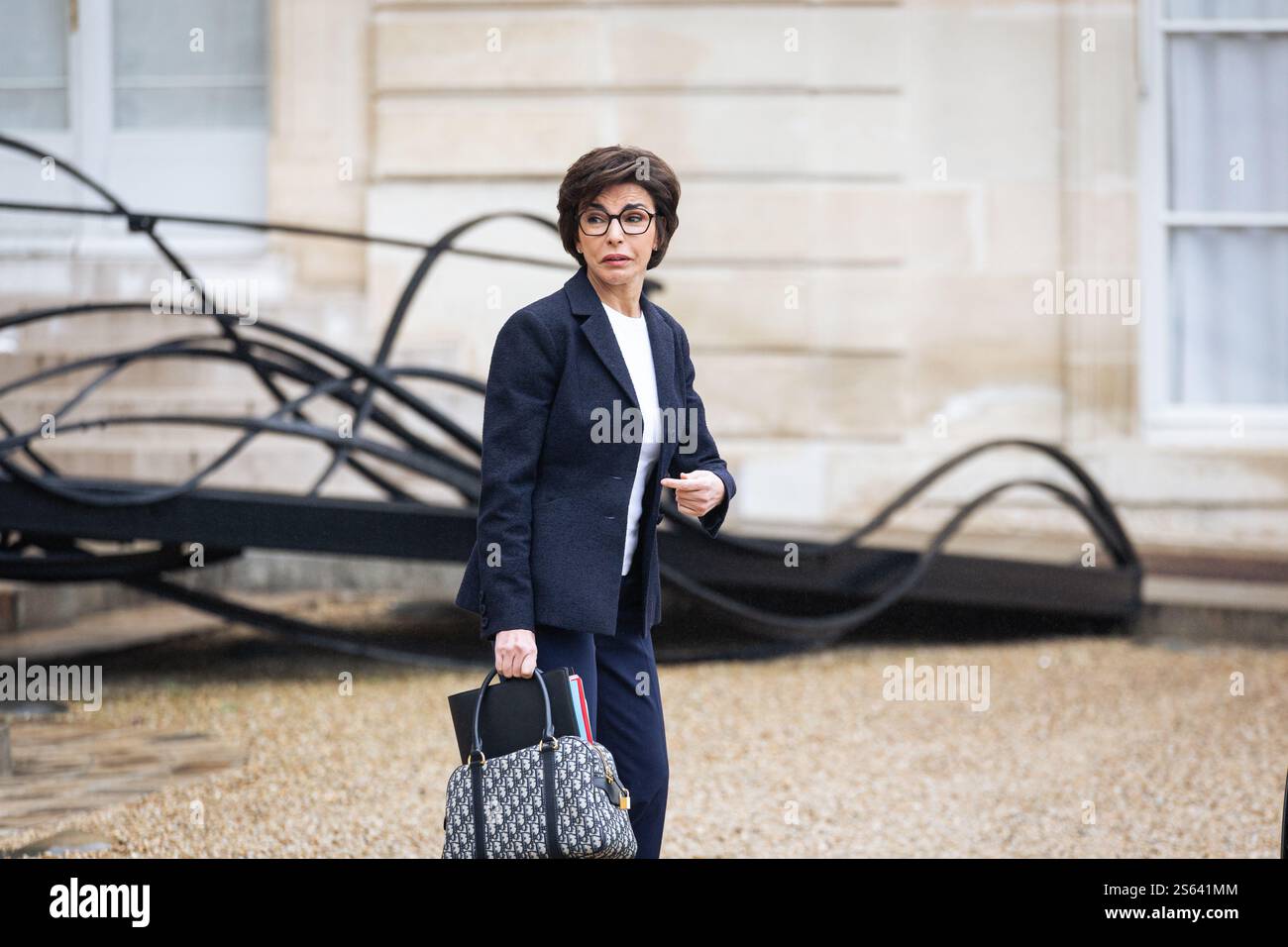 Paris, Frankreich. Januar 2025. Rachida Dati, Kulturministerin, wurde am Ende des Ministerrates der französischen Regierung im Elysée-Palast gesehen. Französische Minister trafen sich im Präsidentenpalast Elysée zu einem weiteren ministerrat in Paris. Quelle: SOPA Images Limited/Alamy Live News Stockfoto