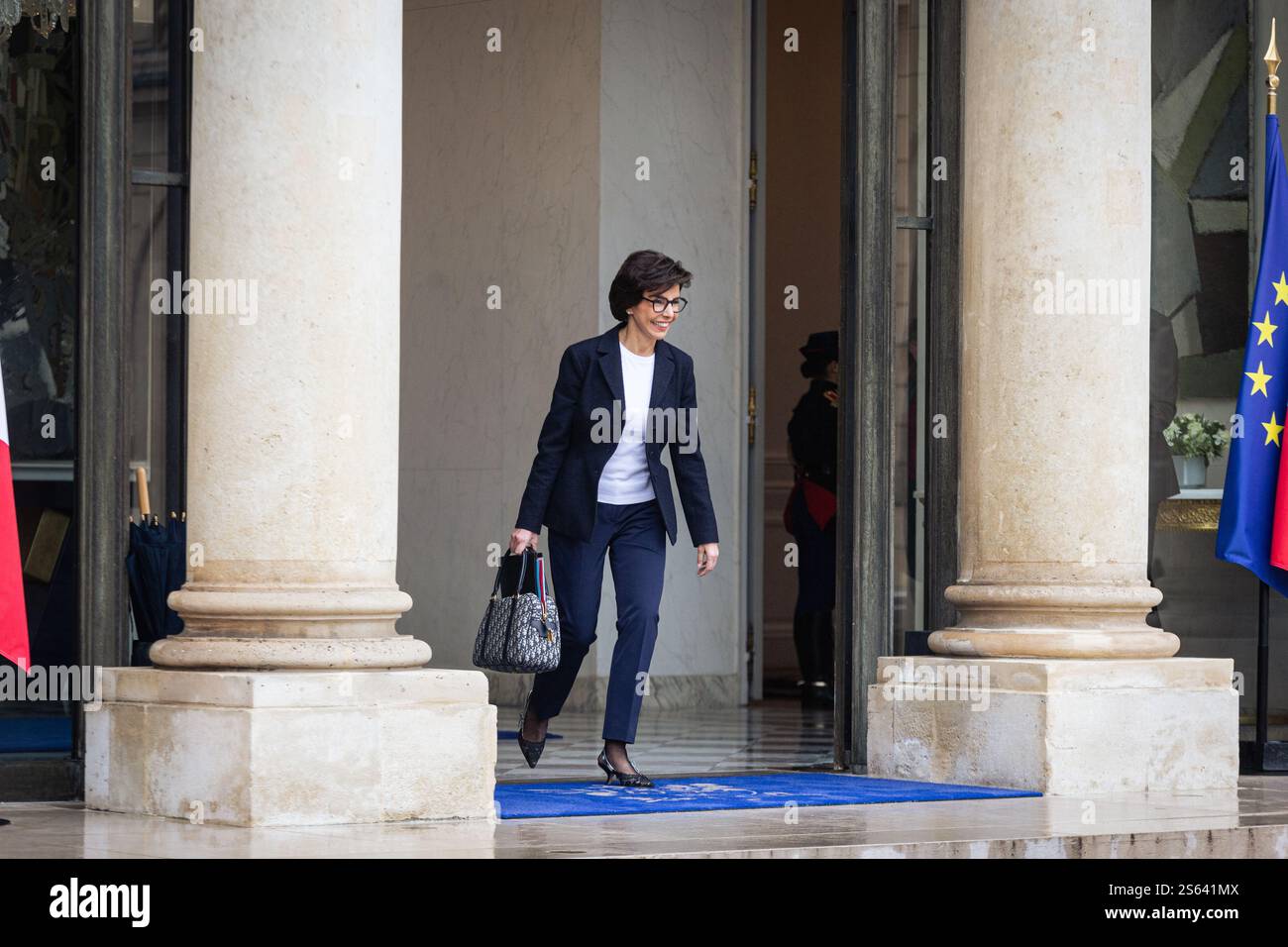 Paris, Frankreich. Januar 2025. Rachida Dati, Kulturministerin, wurde am Ende des Ministerrates der französischen Regierung im Elysée-Palast gesehen. Französische Minister trafen sich im Präsidentenpalast Elysée zu einem weiteren ministerrat in Paris. Quelle: SOPA Images Limited/Alamy Live News Stockfoto