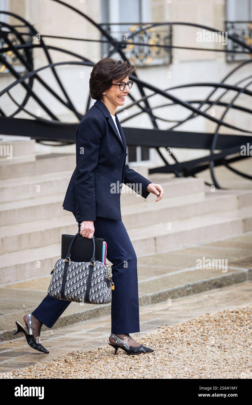 Paris, Frankreich. Januar 2025. Rachida Dati, Kulturministerin, wurde am Ende des Ministerrates der französischen Regierung im Elysée-Palast gesehen. Französische Minister trafen sich im Präsidentenpalast Elysée zu einem weiteren ministerrat in Paris. Quelle: SOPA Images Limited/Alamy Live News Stockfoto