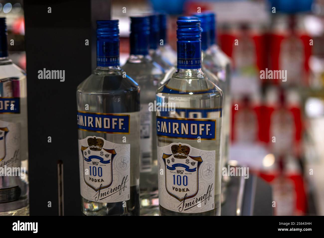 Row Smirnoff Wodka-Flaschen im Regal, mit ikonischem Branding, hochwertigem alkoholischem Getränk, Duty-free-Verkauf, Werbefotografie, com Stockfoto