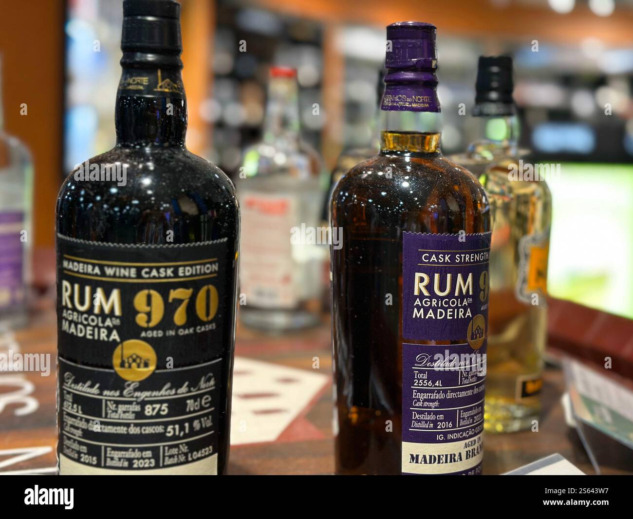 Flasche Engenhos do Norte 970 Madeira in limitierter Auflage, Premium-Rum-Flasche, mit einzigartigem Design und kompliziertem Etikett, Kollektion feiner Spirituosen Stockfoto