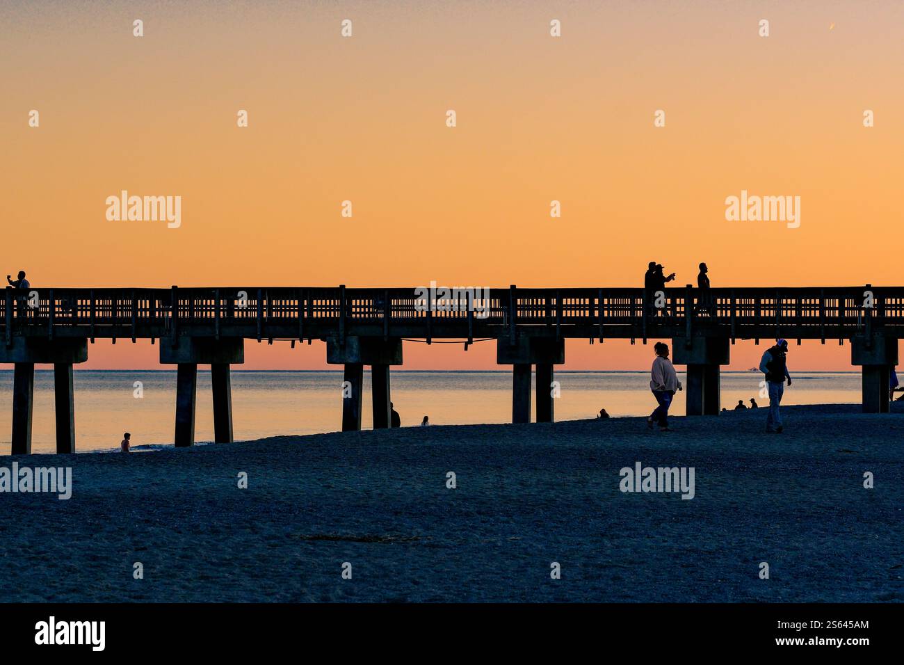 Endless Shoreline: Blick auf den ruhigen Strand Stockfoto