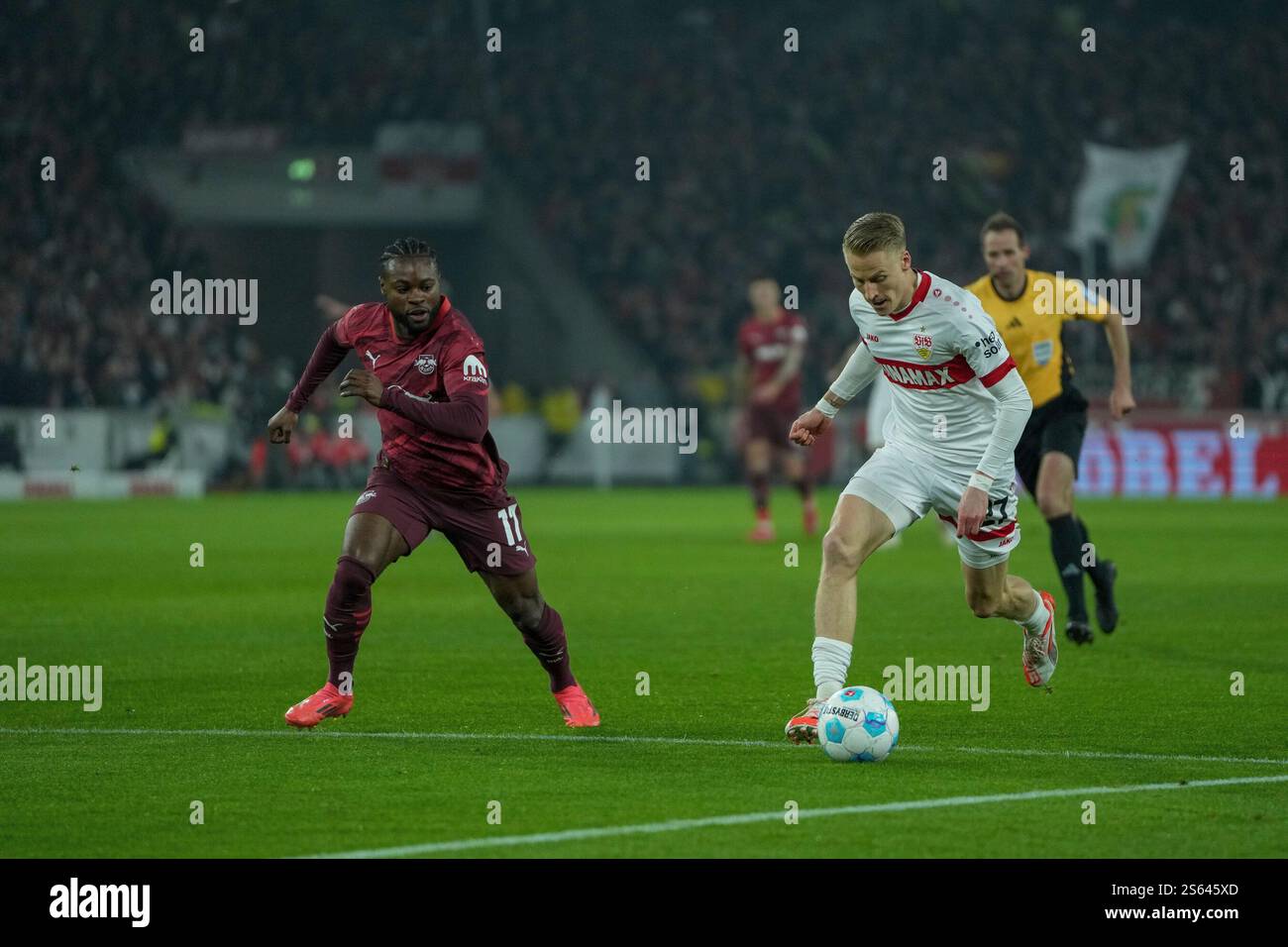 Stuttgart, Deutschland. Januar 2025. Lo?s Openda (RB Leipzig 11) gegen Chris F?hrich (VfB Stuttgart 27) der schon im Leipziger Sechszehner ist 1. Bundesliga: VfB Stuttgart vs RB Leipzig, MHP-Arena Stuttgart, Mittwoch 15.01.2025 ? DFB-/DFL-VORSCHRIFTEN VERBIETEN DIE VERWENDUNG VON FOTOS ALS BILDSEQUENZEN UND/ODER QUASI-VIDEO.? Quelle: dpa/Alamy Live News Stockfoto