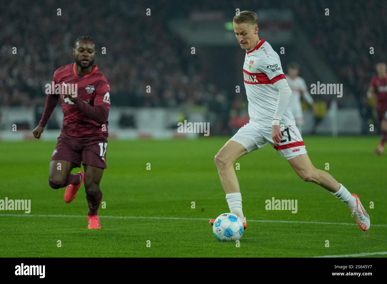 Stuttgart, Deutschland. Januar 2025. Lo?s Openda (RB Leipzig 11) gegen Chris F?hrich (VfB Stuttgart 27) der schon im Leipziger Sechszehner ist und zum Schuss kommt 1. Bundesliga: VfB Stuttgart vs RB Leipzig, MHP-Arena Stuttgart, Mittwoch 15.01.2025 ? DFB-/DFL-VORSCHRIFTEN VERBIETEN DIE VERWENDUNG VON FOTOS ALS BILDSEQUENZEN UND/ODER QUASI-VIDEO.? Quelle: dpa/Alamy Live News Stockfoto