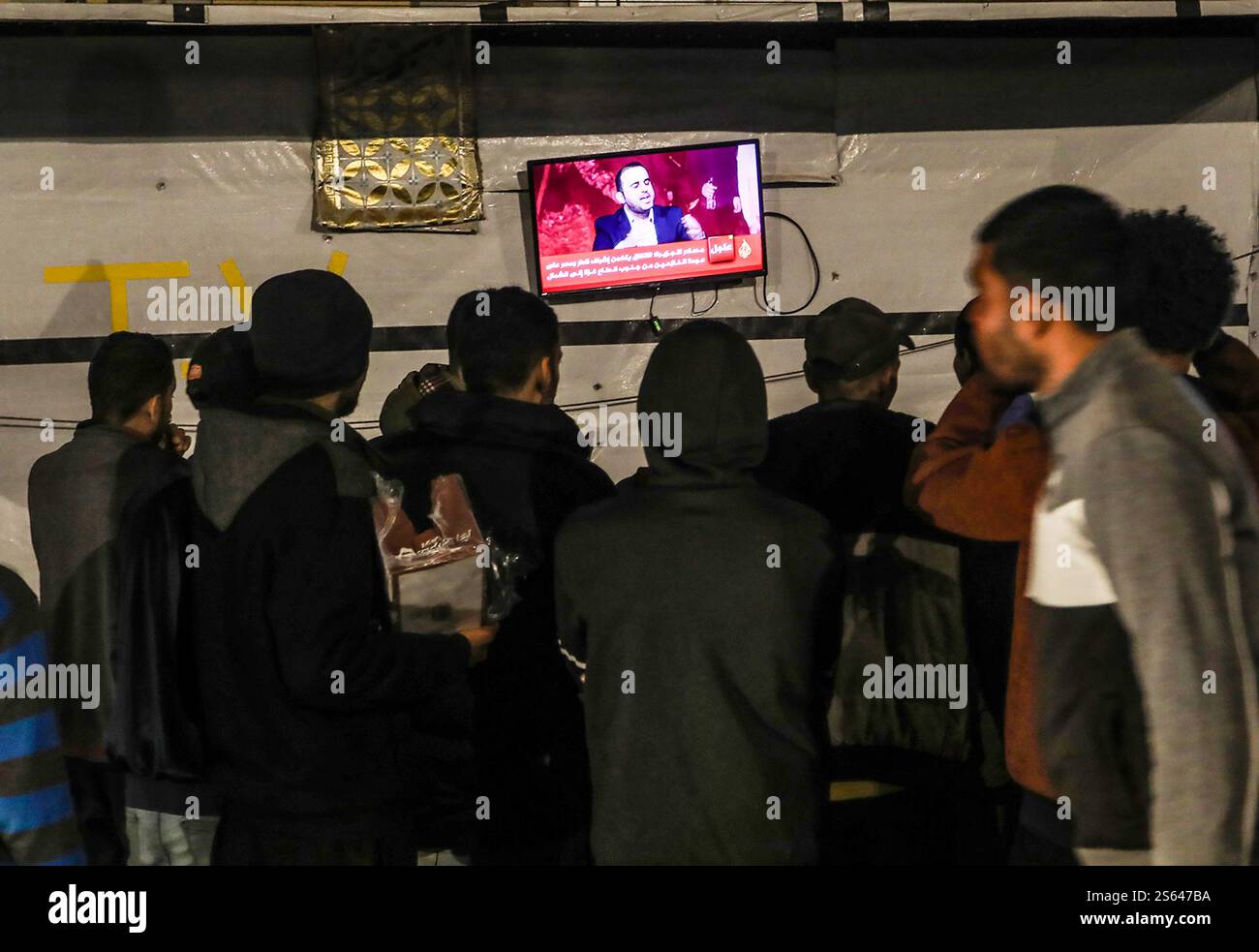 Gaza, Gaza. Januar 2025. Die Palästinenser in der Stadt Khan Yunis im Süden des Gazastreifens folgen der Nachricht über eine Geiselnahme und einen Waffenstillstand zwischen Israel und der Hamas am Mittwoch, den 15. Januar 2025, während der Krieg zwischen Israel und der Hamas im palästinensischen Gebiet andauert. Tausende von Gazern feierten am 15. Januar, als die Nachricht verbreitete, dass zwischen Israel und der Hamas ein Waffenstillstand und ein Abkommen über die Freilassung von Geiseln erzielt worden seien, das darauf abzielte, einen über 15 Monate währenden Krieg auf dem palästinensischen Gebiet zu beenden. Foto: Anas Deeb/UPI Credit: UPI/Alamy Live News Stockfoto