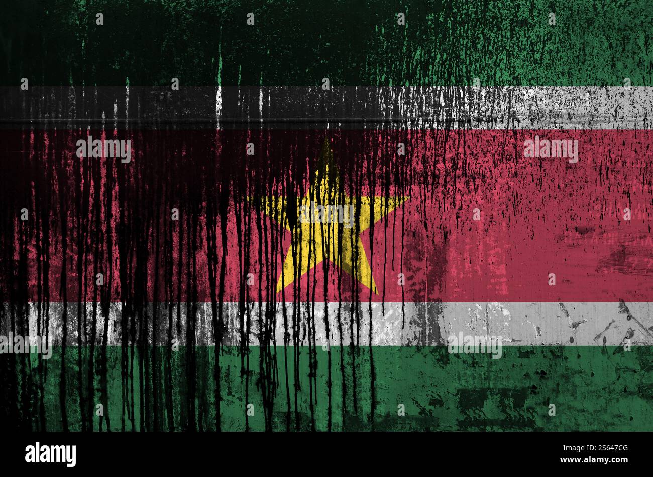 Suriname-Flagge in Farbe auf alten und schmutzigen Ölfasswänden aus nächster Nähe dargestellt. Strukturiertes Banner auf rauem Hintergrund. Suriname-Flagge abgebildet in Stockfoto