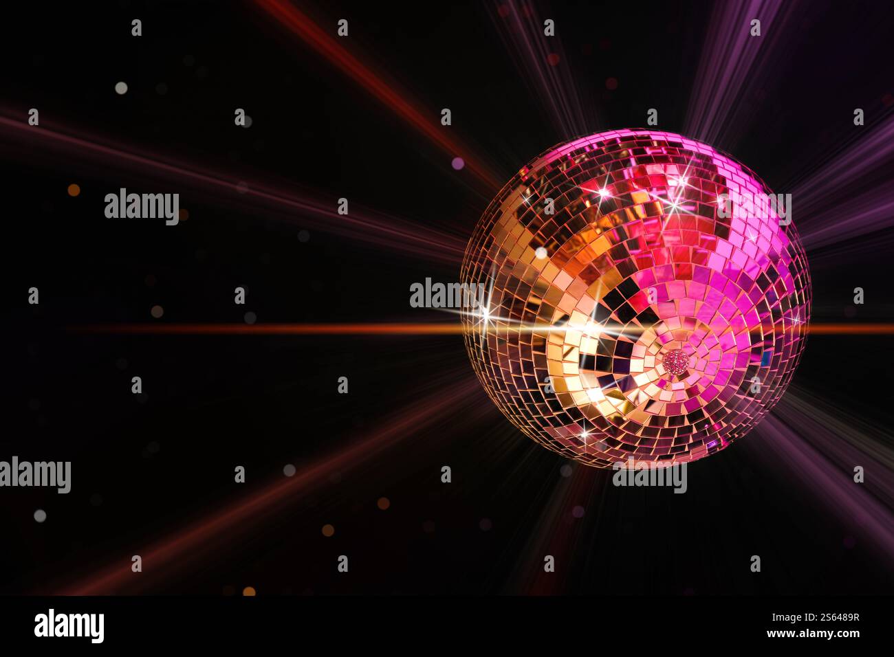 Discokugel reflektierendes Licht auf schwarzem Hintergrund. Nachtclub-Einrichtung Stockfoto