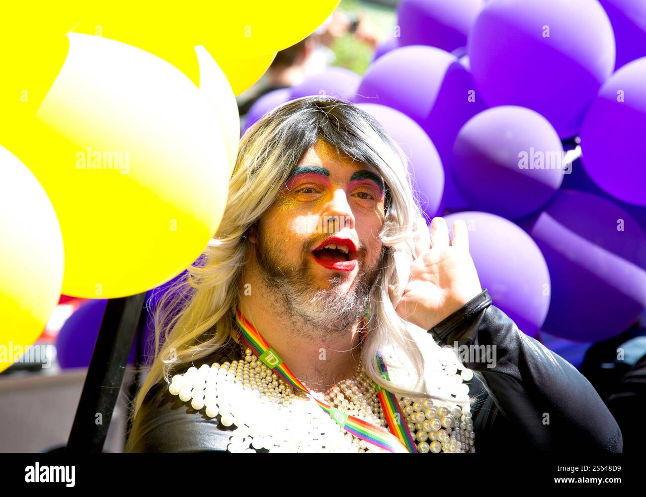 Der lebendige Drag Performer feiert auf der LGBTQ+ Pride Parade Stockfoto