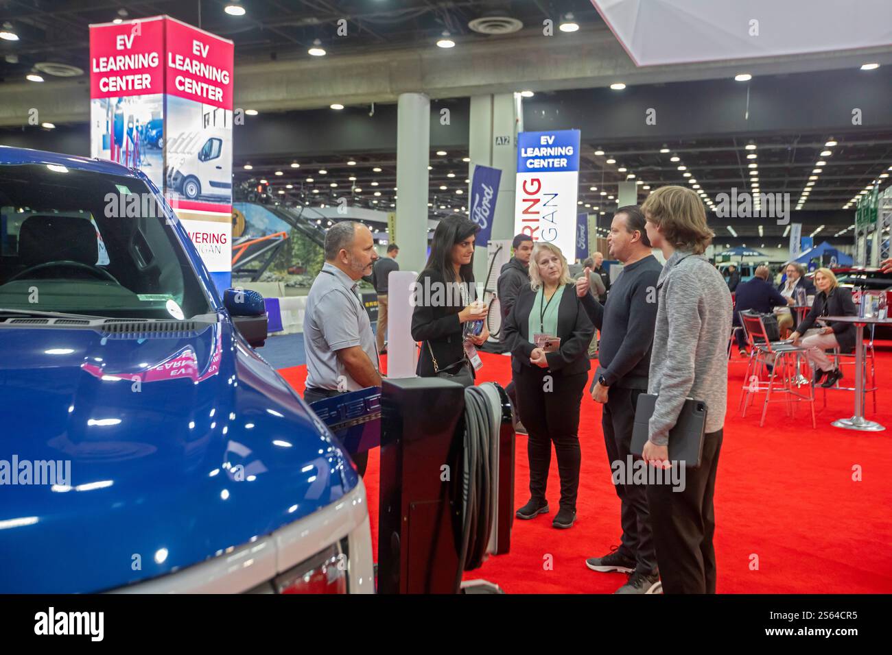 Detroit, Michigan, USA. Januar 2025. Im EV Learning Center versammeln sich Menschen in der Detroit Auto Show 2025, Credit: Jim West/Alamy Live News Stockfoto