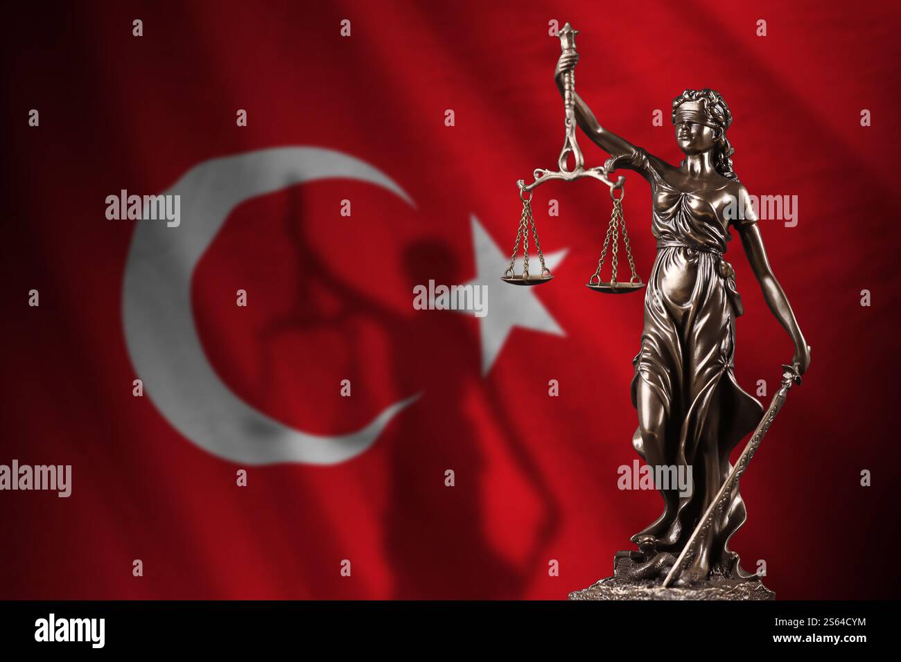 Türkei-Flagge mit Statue der Justizdame und Gerichtswaage in dunklem Raum. Urteilsbegriff und Bestrafung, Hintergrund für Jury-Themen. Türkei Stockfoto