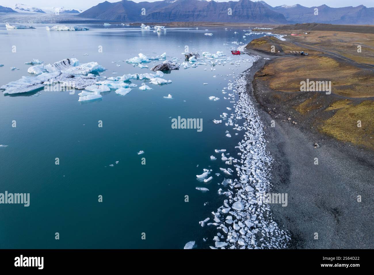 Atemberaubende Aussicht auf die Jokulsarlon Gletscherlagune bei Sonnenuntergang, Eisberge schwimmen in den ruhigen Gewässern Islands beliebtestes Touristenziel. Stockfoto
