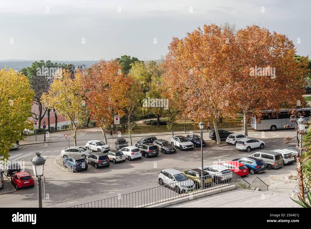 Top Blick auf einen Parkplatz in Madrid während der Herbstsaison Stockfoto