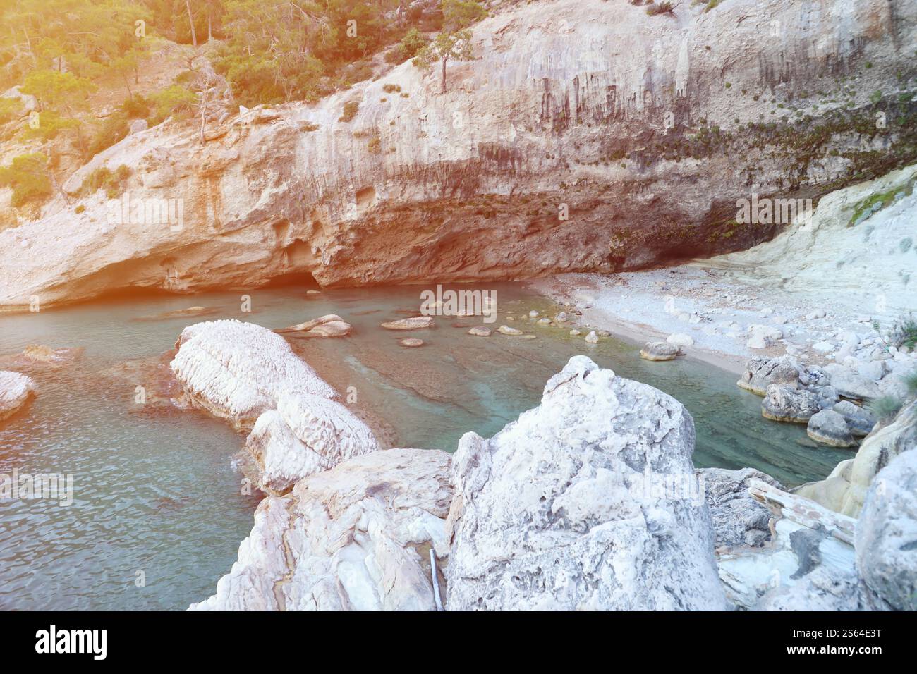 Reisen Sie in die Türkei Ägäis und Felsen Lagune Landschaft Natur. Große, schaukelige Küsten über dem tiefblauen Meerwasser. Luxuriöses Hotel zum Entspannen. Einfahren Stockfoto