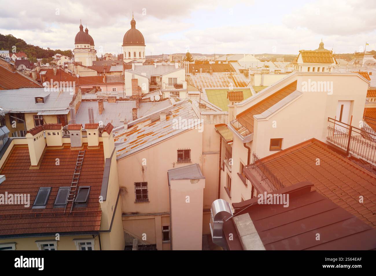 Blick auf die Dächer der historischen Altstadt von Lemberg in der Ukraine. Kirchtürme und viele rostige Schindeldächer im Hintergrund. Blick auf die Dächer von Stockfoto
