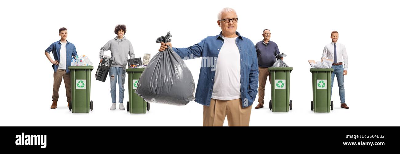 Gruppe von Männern mit Recyclingmaterial isoliert auf weißem Hintergrund Stockfoto