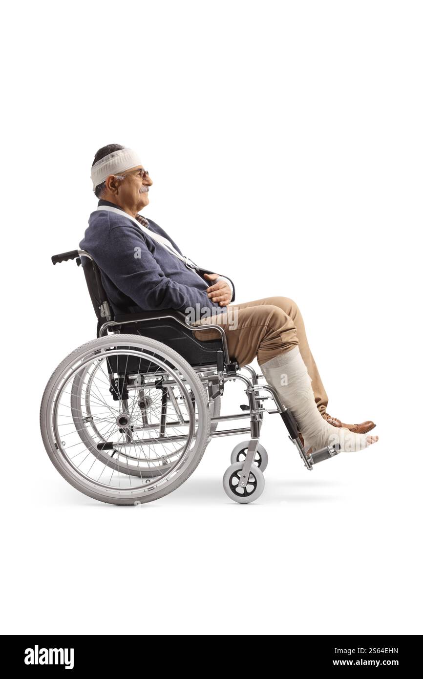 Mann in einem Rollstuhl mit Kopf-, Arm- und Beinverletzung isoliert auf weißem Hintergrund Stockfoto
