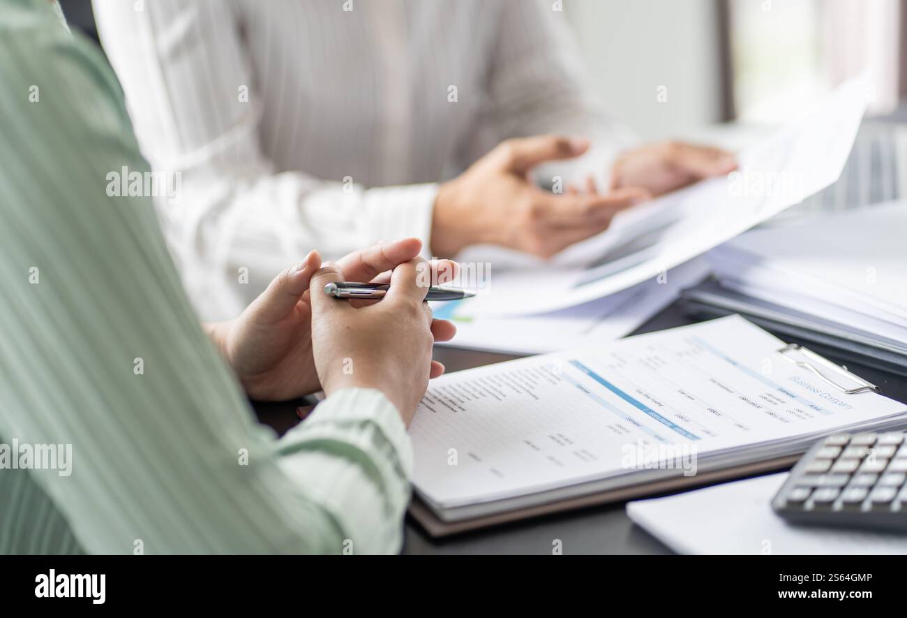 Geschäftsleute treffen sich Designideen professioneller Investor, der ein neues Start-up-Projekt arbeitet. Geschäftsmann und Geschäftsfrau arbeiten zusammen Stockfoto