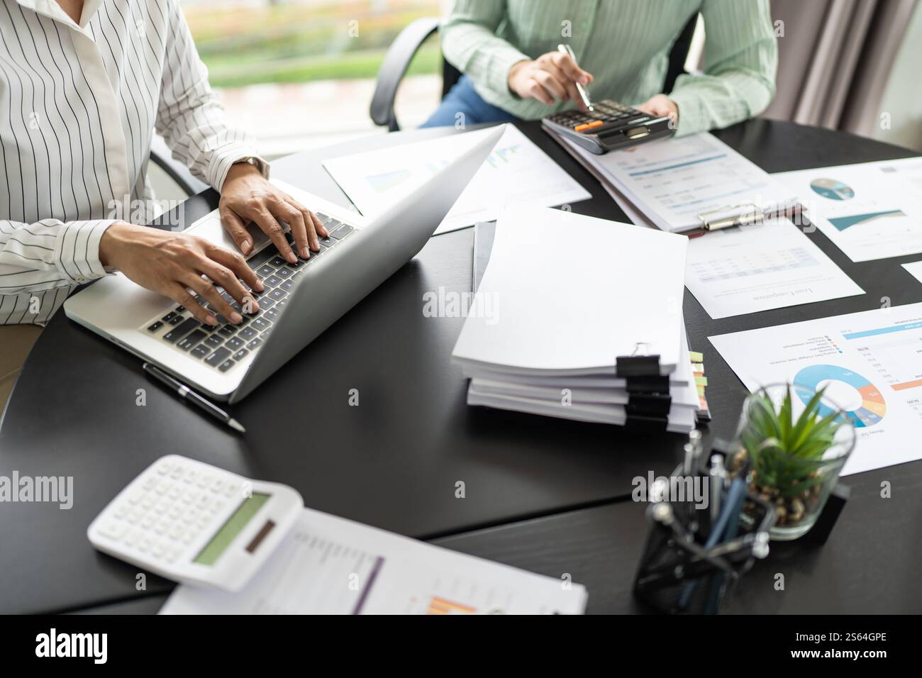 Geschäftsleute treffen sich Designideen professioneller Investor, der ein neues Start-up-Projekt arbeitet. Geschäftsmann und Geschäftsfrau arbeiten zusammen Stockfoto