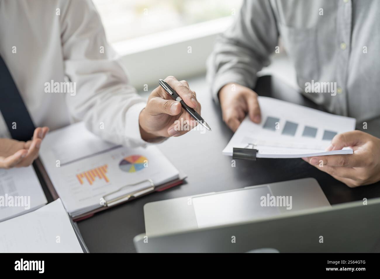 Geschäftsleute treffen sich Designideen professioneller Investor, der ein neues Start-up-Projekt arbeitet. Geschäftsmann und Geschäftsfrau arbeiten zusammen Stockfoto